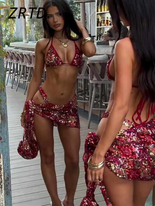 Immagine di Set da Spiaggia Donna con Top Bikini a Halter e Minigonna con Paillettes e Anello Metallico – Costume da Bagno Sexy e Trendy per Estate 2025