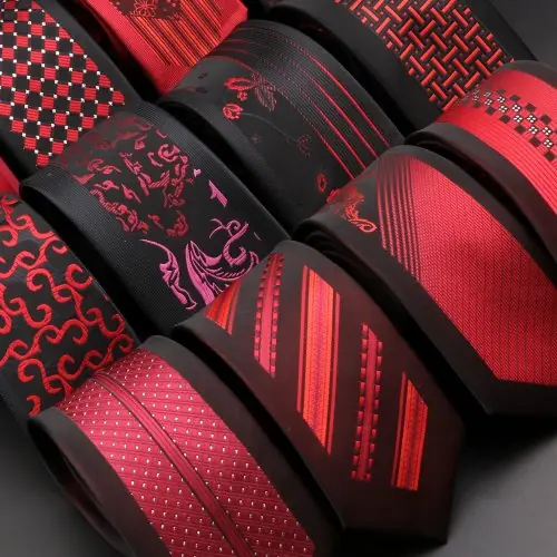 Image de Cravate Slim Paisley Rouge - Élégance & Style Homme