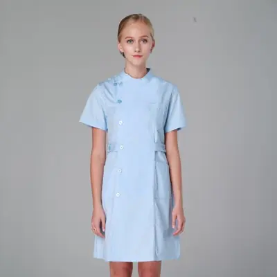 Image de Robe Blanche de Travail pour Vétérinaires - Uniforme Élégant et Fonctionnel