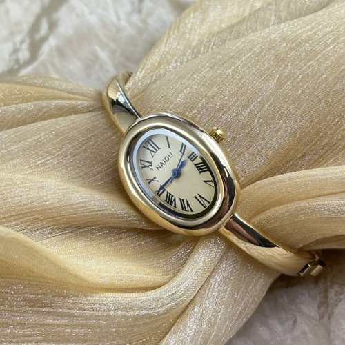 Elegante Damen-Armbanduhr mit Edelstahlarmband und Gold-Details