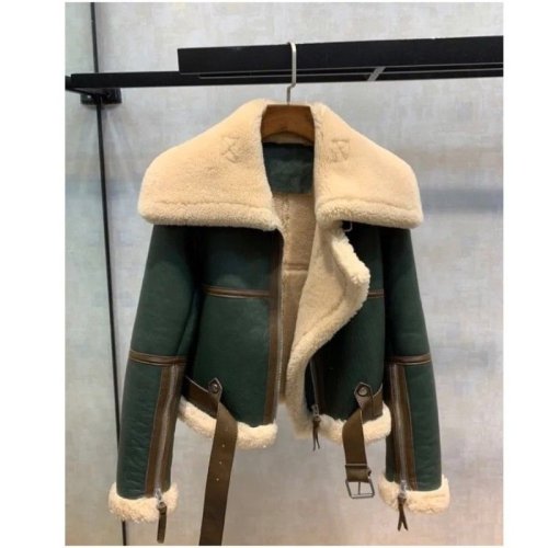 Afbeelding van Stijlvolle Vrouwen Winterjas van Kunstleer met Schapenvacht en Fleece Lining – Korte Patchwork Motorjas in Streetwear Design