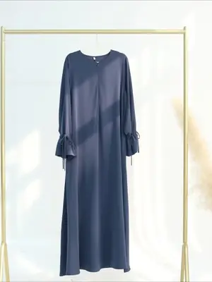 Image de Abaya Élégante à Lacets - Robe Musulmane Longue 2025