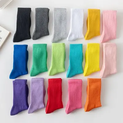 Image de Chaussettes Mi-Tube Harajuku Colorées pour Femmes
