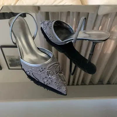 Image de Escarpins Blancs Fleuris - Slingbacks Élégants pour Mariage