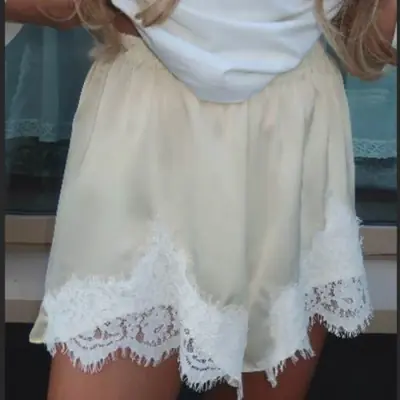 Shorts de Pyjama Y2K en Satin Soie - Culotte Vintage Dentelle