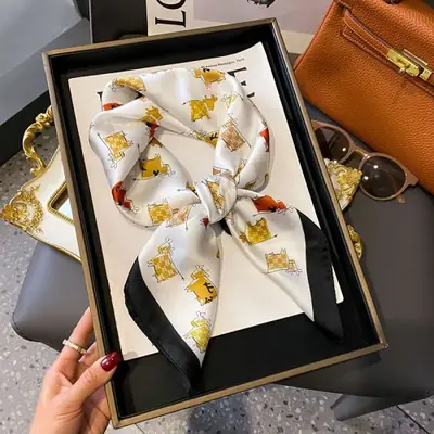 Image de Foulard Carré Luxe Imprimé - Élégance & Polyvalence