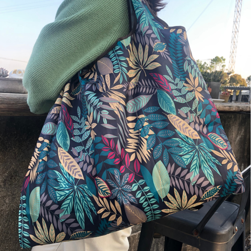 Bild von Faltbare Einkaufstasche mit Blumenmuster – Nachhaltig & Stilvoll