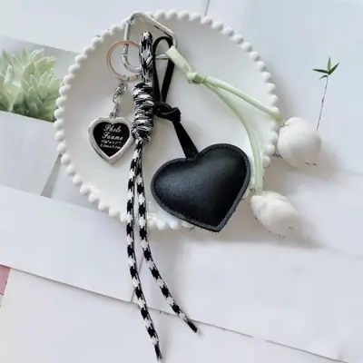 Image de Porte-clés Cœur Perlé en Cuir - Tendance & Délicat