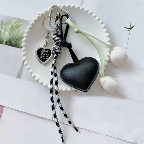 Image de Porte-clés Cœur Perlé en Cuir - Tendance & Délicat
