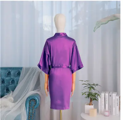 Image de Robe de mariée en satin soie, peignoir ample à manches 3/4