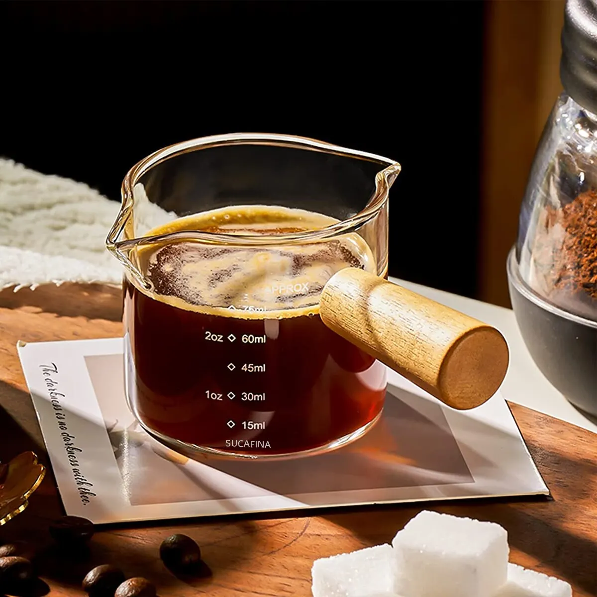 Image de Tasse à Mesurer Verre & Bois - Précision Café & Lait