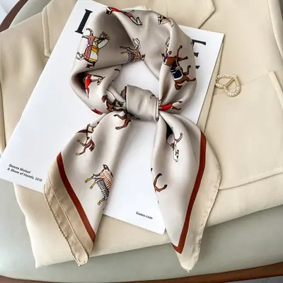 Image de Foulard Soie Imprimé Cheval Luxe Femme