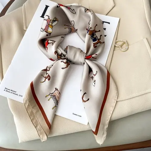 Image de Foulard Soie Imprimé Cheval Luxe Femme
