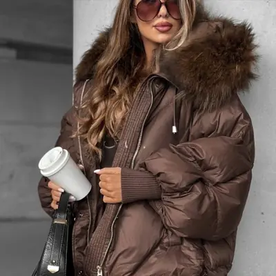 Image de Manteau Court Femme à Capuche Fourrure - Automne/Hiver 2025