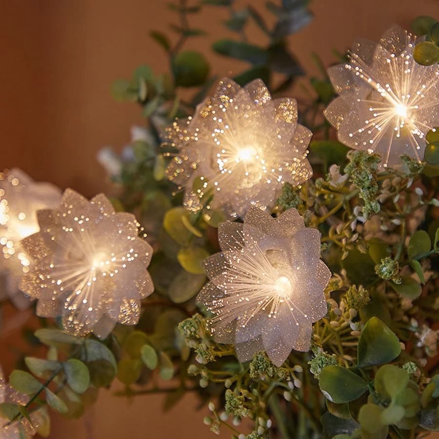 Bild von LED-Faserlichterkette 3 Meter – Batteriebetrieben, Weihnachts- und Partydeko mit künstlichen Blumen, warmweißes Licht für Innen- und Außenbereich