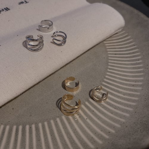 Image of Elegant Silver Leaf Clip-On Earrings for Women and Men – Non-Piercing Cuff Ear Clips with Minimalist Design