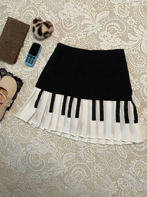 Image of Elegant Y2K Black and White Piano Skirt for Women – Slim Fit Harajuku Mini Skirt with Retro Korean Fashion Design