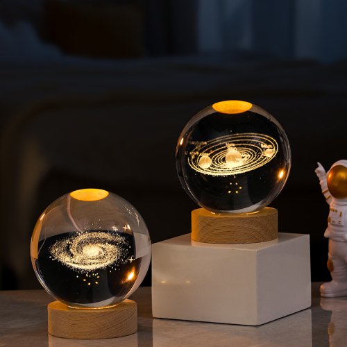 Bild von 3D Kristallkugellampe mit Galaxie- und Planetenprojektion – LED USB Nachtlicht für eine gemütliche Atmosphäre zu Hause und als Weihnachtsdeko