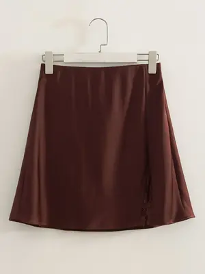 Image de Jupe Mini Moulante en Satin et Dentelle - Style Élégant & Séduisant