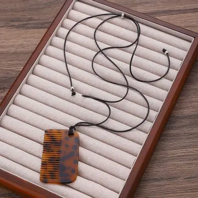 Image de Collier Pendentif Peigne - Style Élégant & Tendance 2024