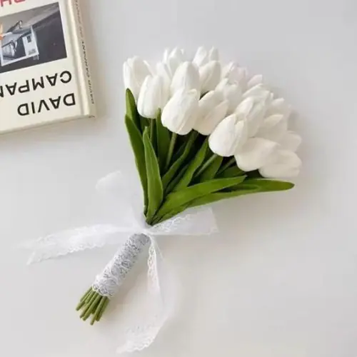 Image de Bouquet de Roses Blanches Artificielles - Élégance Intemporelle