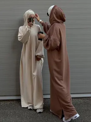 Image de Abaya à Capuche Élégante - Style Arabe Moderne