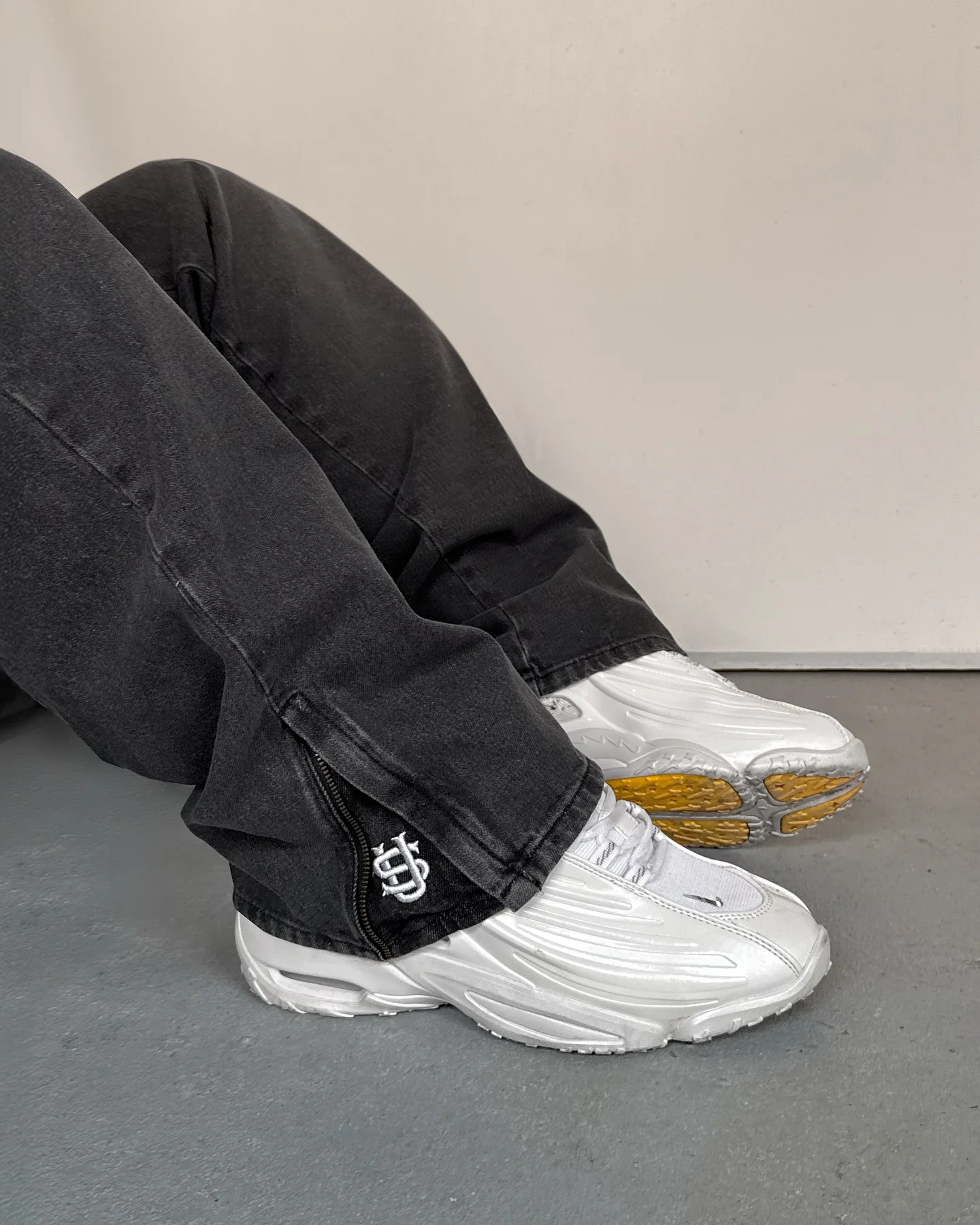 Imagen de 2025 Hip-hop pantalones vaqueros con monedas doradas Y2K retro cintura baja pantalones con cremallera de pierna ancha y2k ropa de moda para hombres pantalones vaqueros sueltos bordados