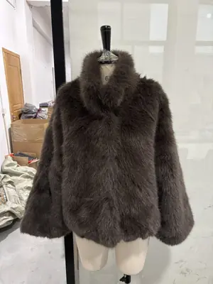 Image de Veste Fausse Fourrure Femme Hiver 2025 - Élégante & Chaud