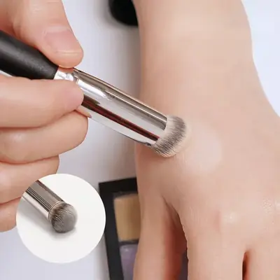 Image de Pinceau Maquillage Multi-Usage - Précision & Mélange Parfait
