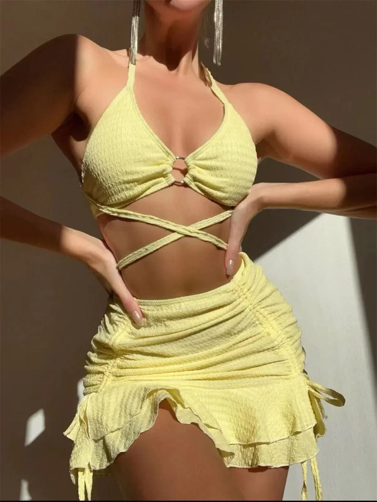 Bild von Sexy Gelber Einfarbiger Bikini für Damen mit Neckholder und Ring-Verbindung, Überkreuzter Überzug, 3-teiliger Badeanzug mit Rüschenrock – Trendige Badebekleidung 2025