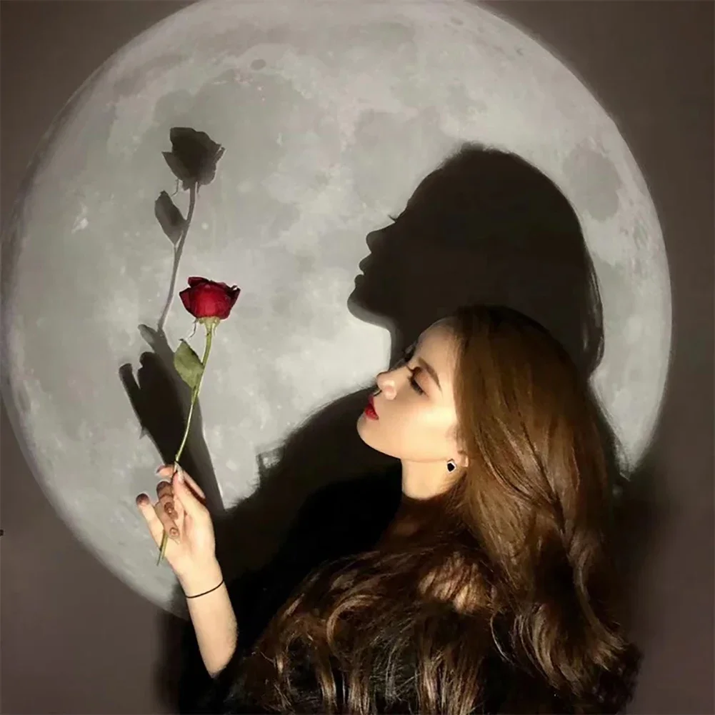 Immagine di Proiettore di Luce a Tema Lunare e Galassia con Effetto Notturno – Lampada da Parete Decorativa per Camera da Letto, Feste e Ambienti Magici