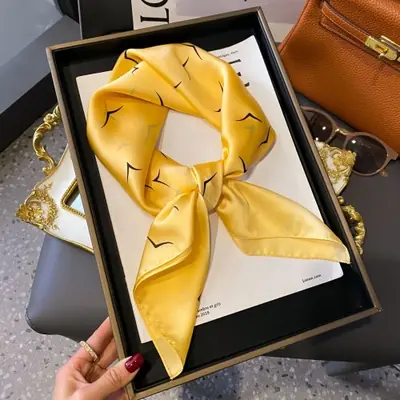 Image de Foulard Satin Imprimé - Élégance & Polyvalence