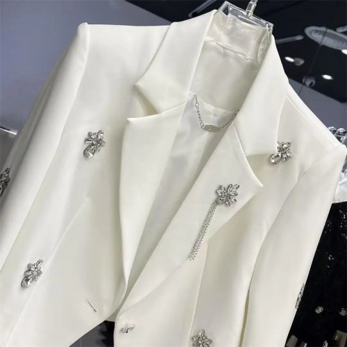 Imagen de Traje de Mujer Manga Larga con Abrigo Corto, Diseño Industrial con Cuentas Tachonadas de Diamantes, Hombros Anchos y Corte Irregular - Primavera 2025