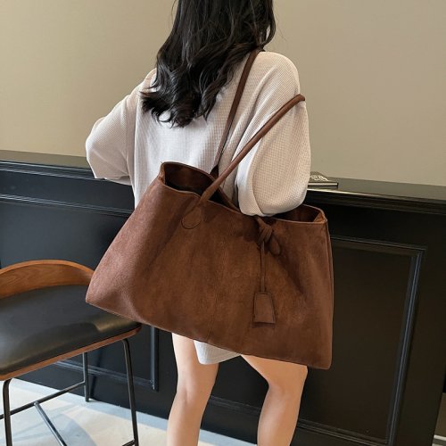 Bild von Elegante Wildleder-Umhängetasche im Koreanischen Stil – Zeitlose Damenhandtasche mit Unterarm-Trageoption und großzügigem Fassungsvermögen