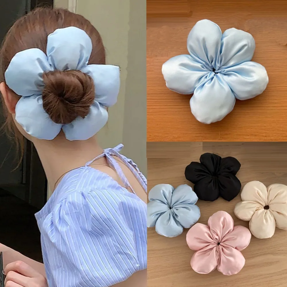 Immagine di Eleganti Scrunchies in Cotone Naturale con Fiore Decorativo – Fascia Elastica per Capelli Donna e Bambina, Copricapo Multifunzione per Coda di Cavallo e Acconciature Creative