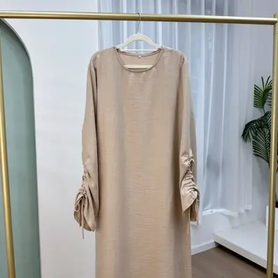Image de Abaya Uni Élégante 2024 - Robe Modeste pour Femmes Musulmanes