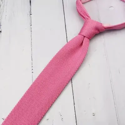 Image de Cravate Tricotée Marron Kaki - Élégante & Décontractée