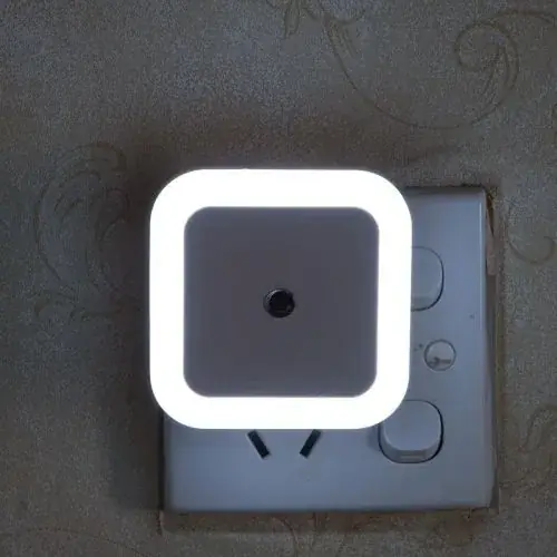 Image de Veilleuse LED Mini Carrée Sans Fil - Éclairage Doux pour Bébé et Enfants
