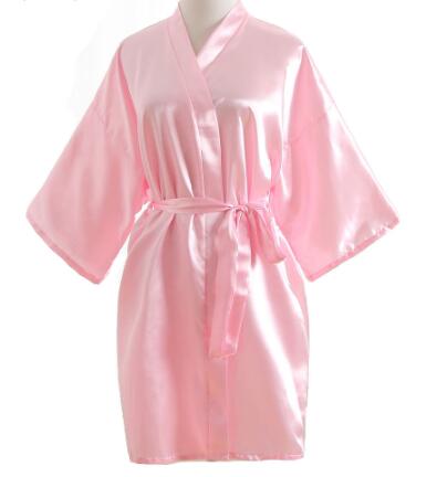 Afbeelding van Elegante Roze Satijn Bruidsmeisjeskimono met Korte Zijden Mouwen – Sexy Bruidsjurk, Nachtkleding & Lounge Pyjama voor Vrouwen