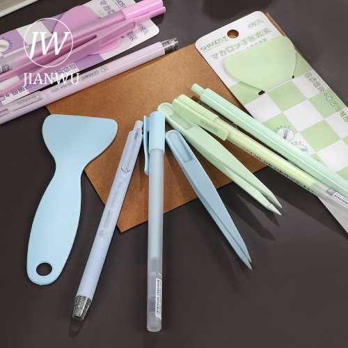 Imagen de Juego de Papelería Creativa con Herramientas para Diario: Bolígrafo, Pegamento de Puntos, Cuchillo para Tallar, Pala y Pinzas – Set de 4 Piezas para Manualidades Escolares