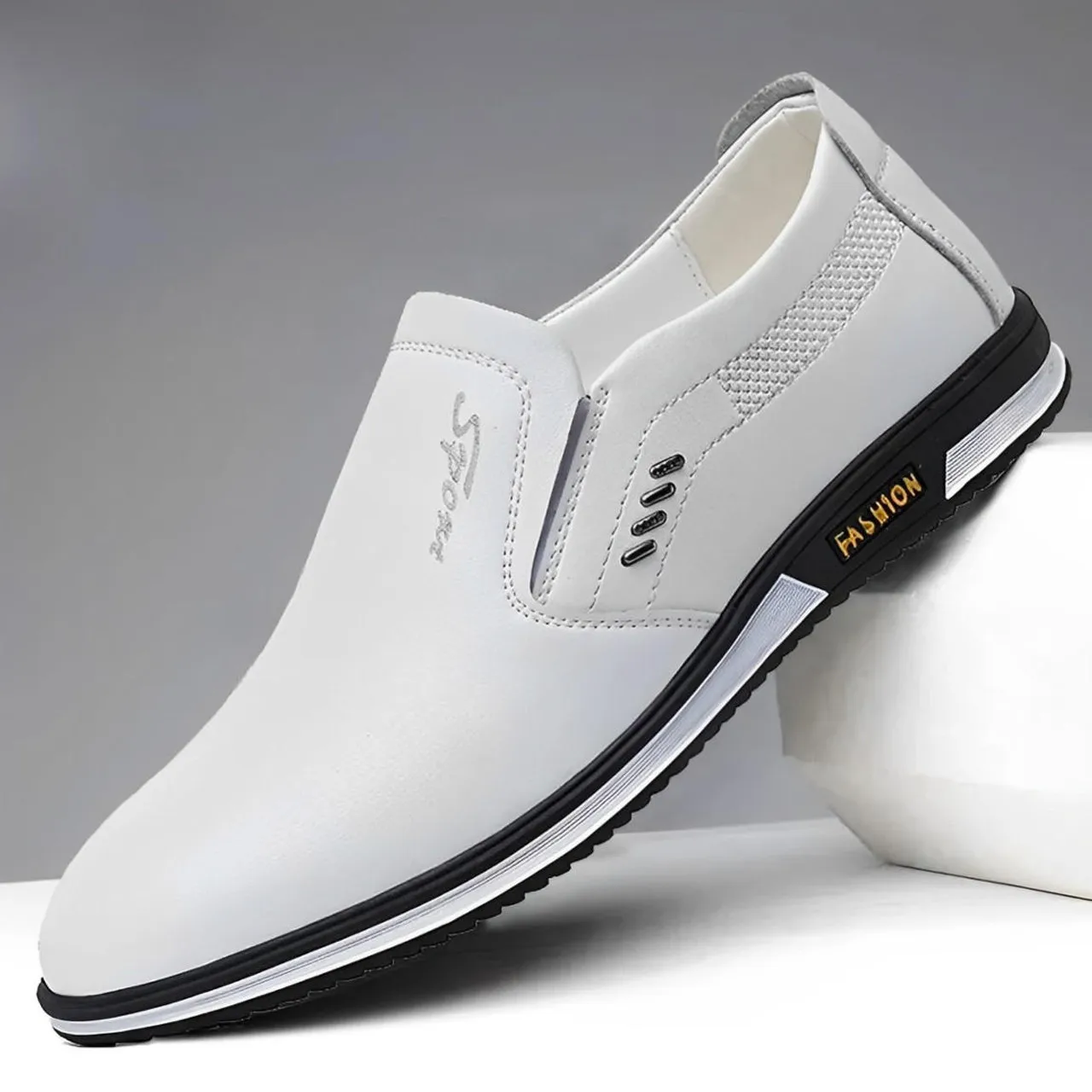 Bild von Stilvolle Herren-Sneakers & Maßanzüge – Perfekt Abgestimmt