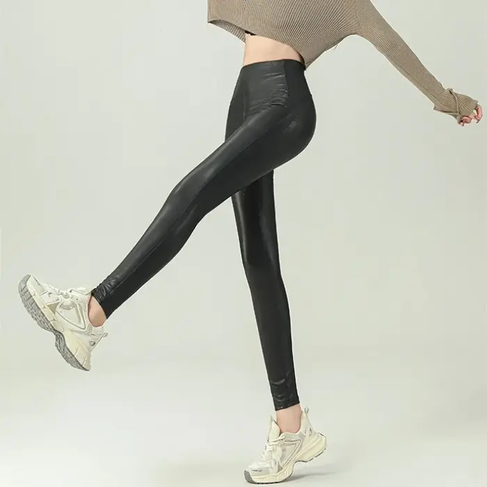 Image de Leggings Faux Cuir Taille Haute - Mode Hiver 2025