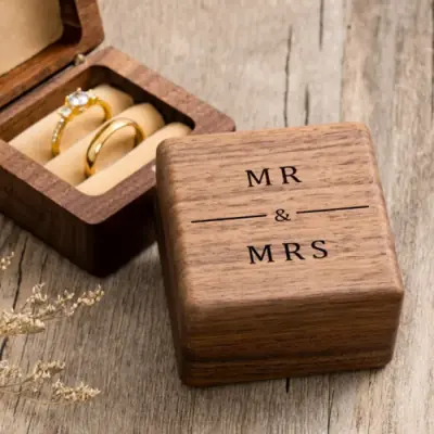 Image de Boîte à Bagues en Bois de Noyer Gravé Mr & Mrs