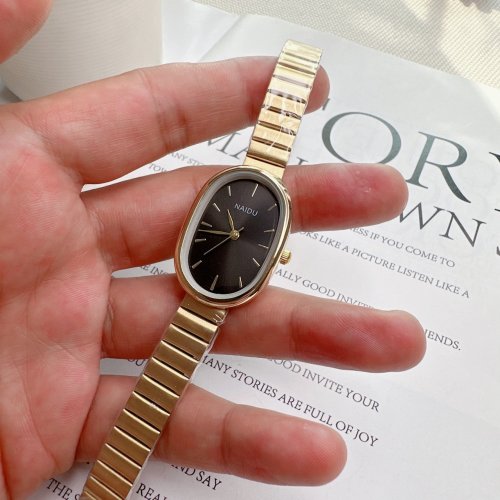 Image de Montre Femme Élégante - Cadran Ovale & Chaîne Simple
