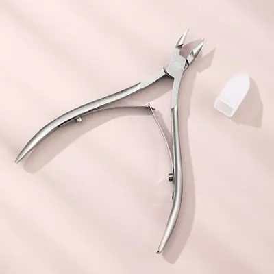 Image de Pince à cuticules et ongles incarnés - Outil de manucure précision