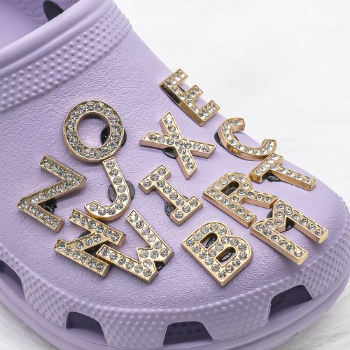 Imagen de Dije para Zapatos con Letras Doradas - Accesorio Elegante para Mujer y Niña