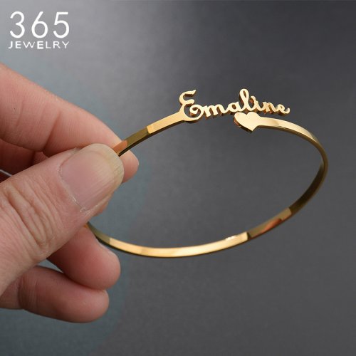 Immagine di Braccialetto Personalizzato in Acciaio Inossidabile con Targhetta a Forma di Cuore e Lettera - 31 Stili Eleganti per Donne, Regalo Perfetto per Matrimoni e Occasioni Speciali