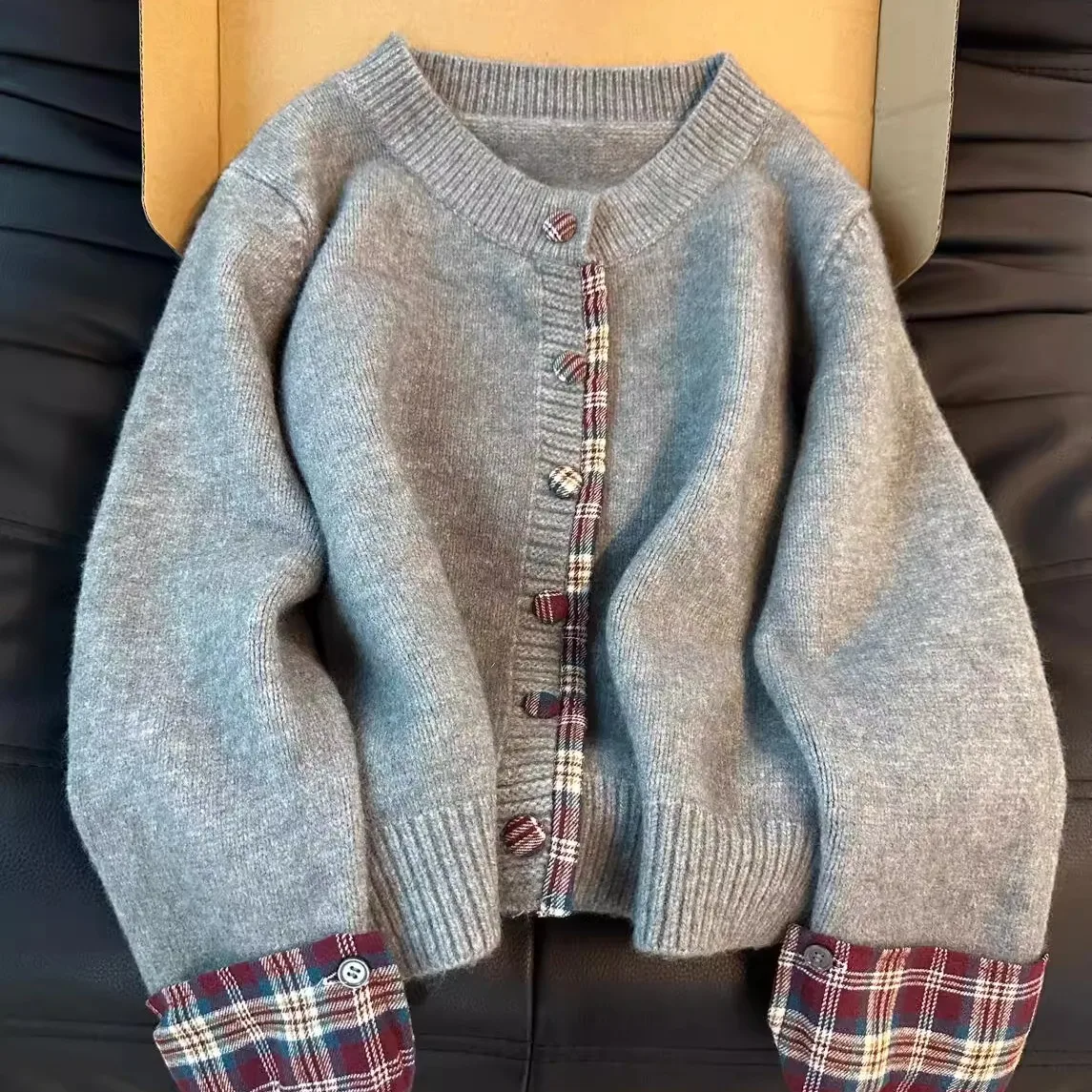 Imagen de Suéter Coreano Falso de Dos Piezas con Cuello Redondo y Costuras a Cuadros, Ropa de Otoño e Invierno para Mujer, Cárdigan Informal Holgado con Estilo Joker