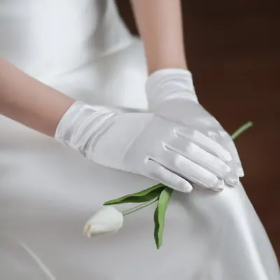 Image de Gants de Mariée en Satin Blanc - Élégance & Raffinement