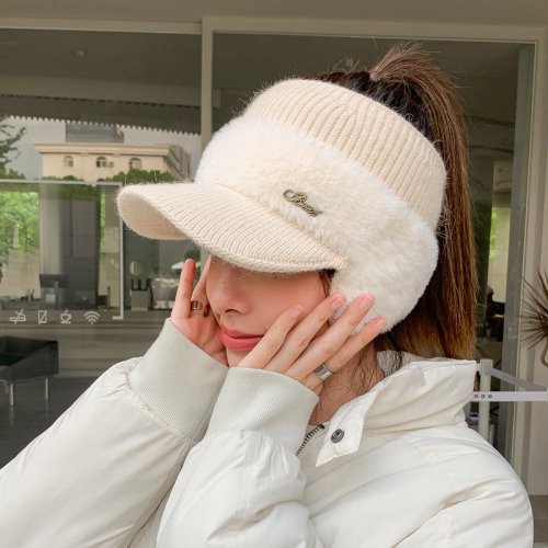 Imagen de Gorro de Invierno para Mujer con Alas Calientes para las Orejas, Gorra de Béisbol Tejida A Prueba de Viento con Visera y Abertura para Cola de Caballo - 2024